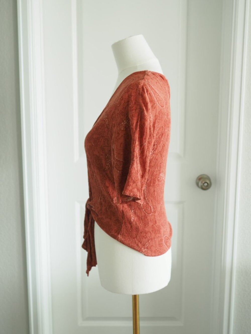 LUQ Rust Paisley Tie Front Crinkle Top XS Short Sleeve V Neck Rayon Blouse - Picture 7 of 10